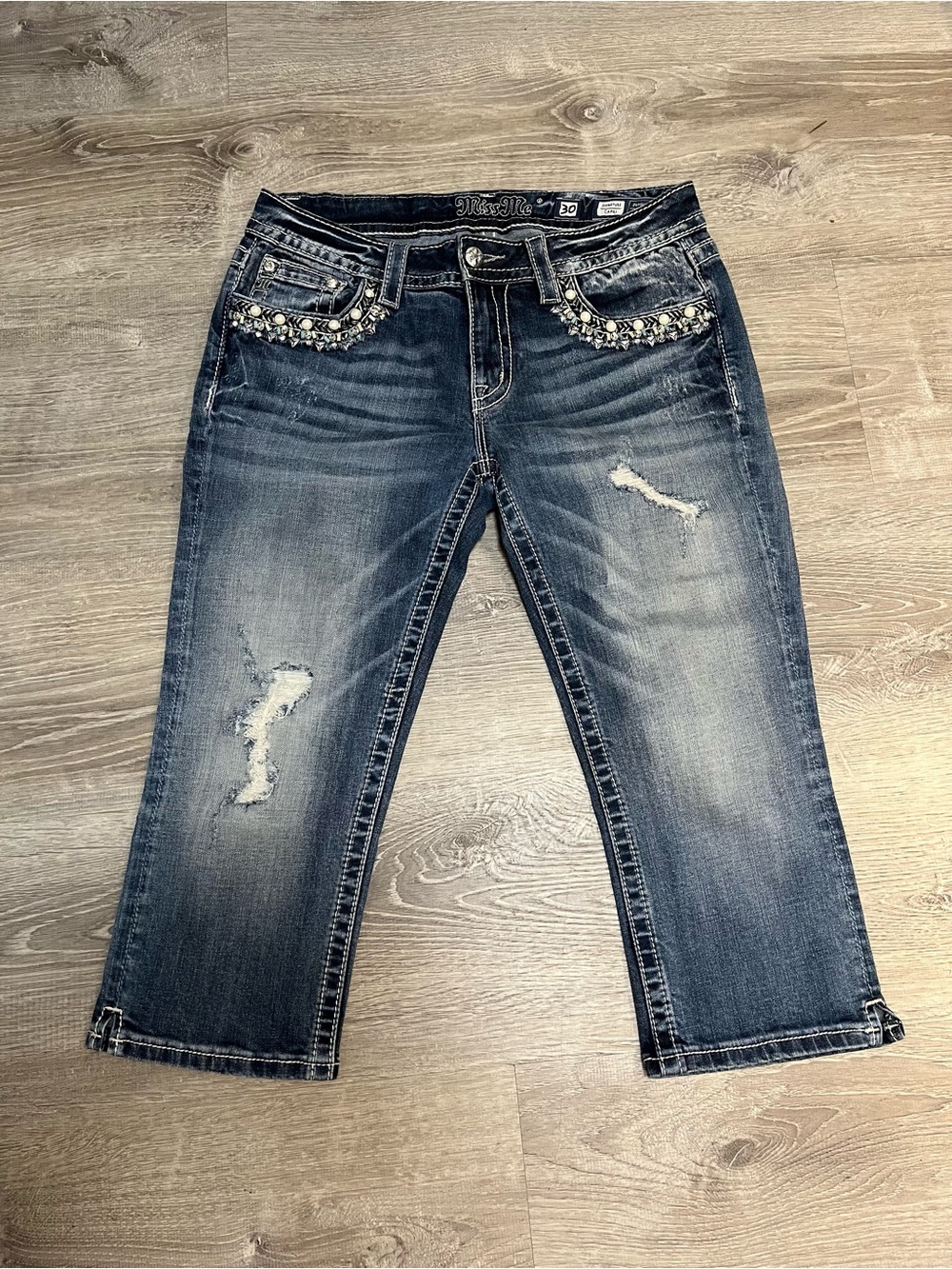 Miss Me Dark Blue Distressed Embellished Ankle Jeans
Capri style
